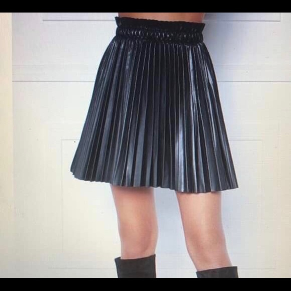 Very Moda Jazlyn Pleated Faux Leather Mini Skirt